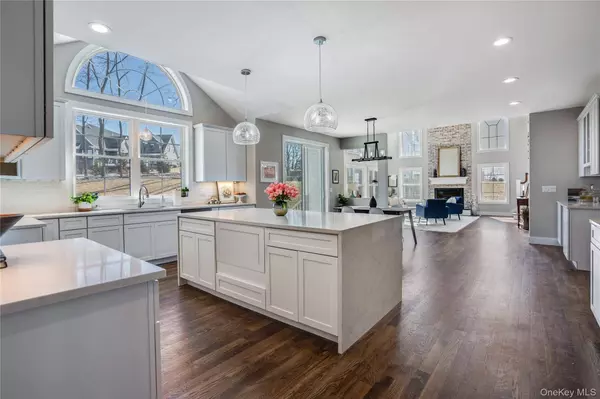 11 Bear Hollow LN, Hyde Park, NY 12538