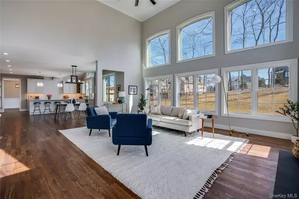 11 Bear Hollow LN, Hyde Park, NY 12538