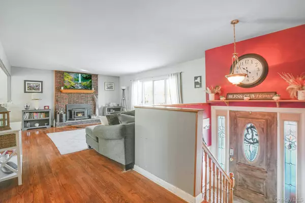 7 Russ PL, Wappingers Falls, NY 12590