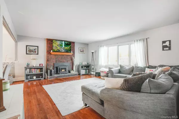 7 Russ PL, Wappingers Falls, NY 12590