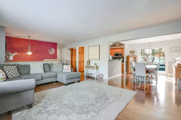 7 Russ PL, Wappingers Falls, NY 12590