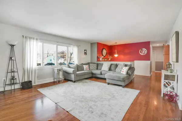 7 Russ PL, Wappingers Falls, NY 12590