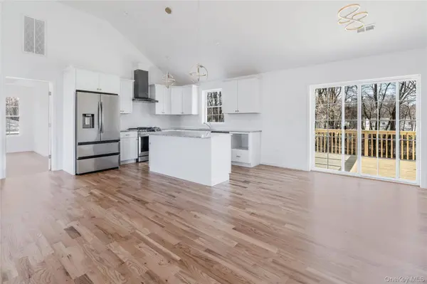 157 S Quaker LN, Hyde Park, NY 12538