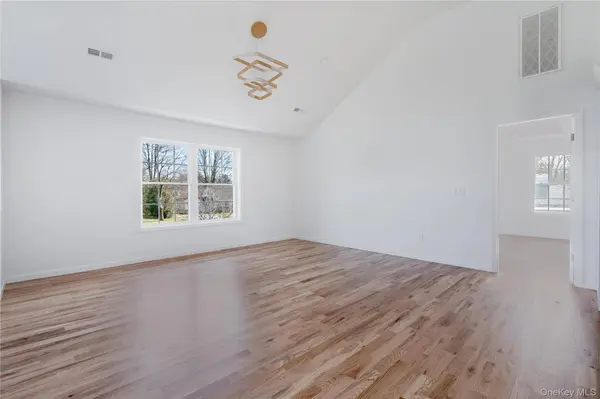 157 S Quaker LN, Hyde Park, NY 12538