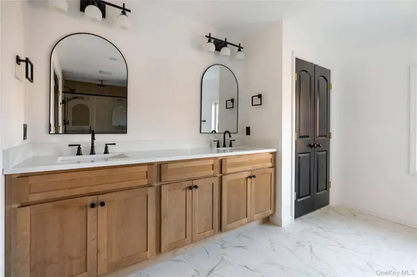 157 S Quaker LN, Hyde Park, NY 12538