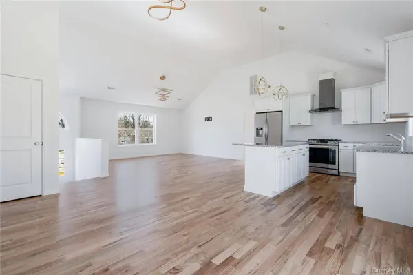 157 S Quaker LN, Hyde Park, NY 12538