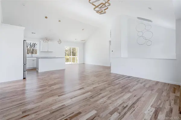 157 S Quaker LN, Hyde Park, NY 12538