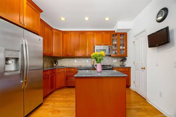 114 Hudson Pointe DR, Poughkeepsie, NY 12601