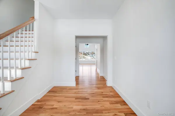 16 Bear Hollow LN, Hyde Park, NY 12538