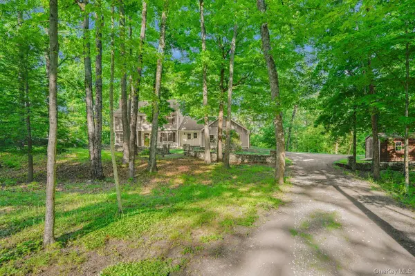 34 Contour LN, Salt Point, NY 12578
