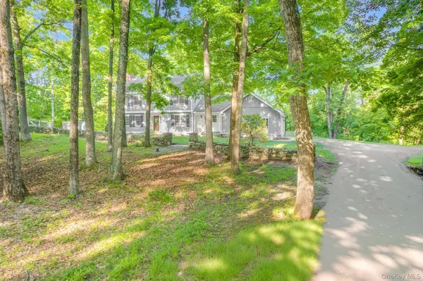 34 Contour LN, Salt Point, NY 12578