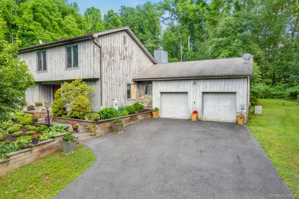 12 Denim DR, Wappingers Falls, NY 12590