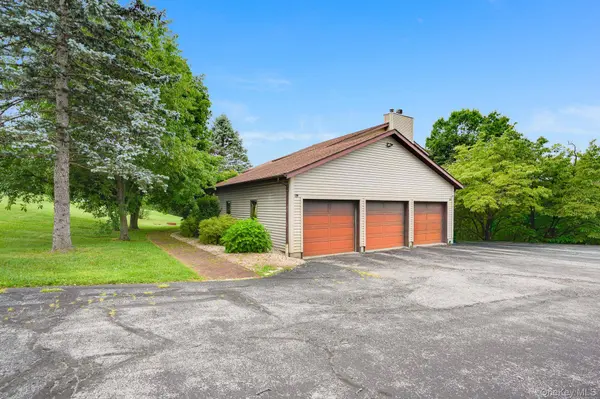 27 Patricia DR, Pleasant Valley, NY 12569