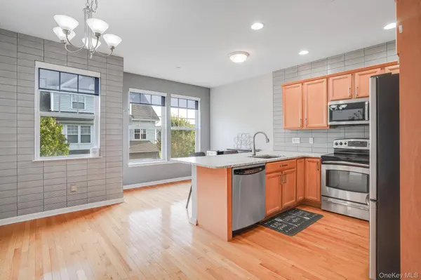 303 Bridgeview DR, Poughkeepsie, NY 12601