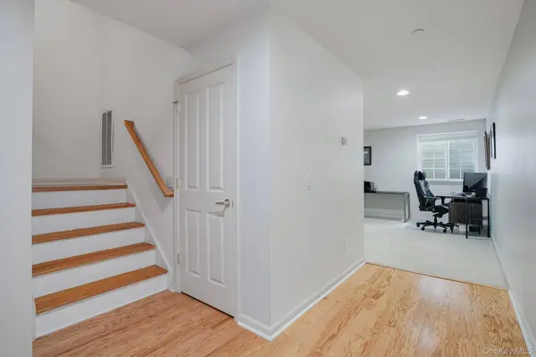 303 Bridgeview DR, Poughkeepsie, NY 12601