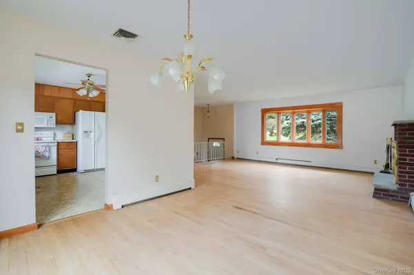 103 Edgehill DR, Wappingers Falls, NY 12590