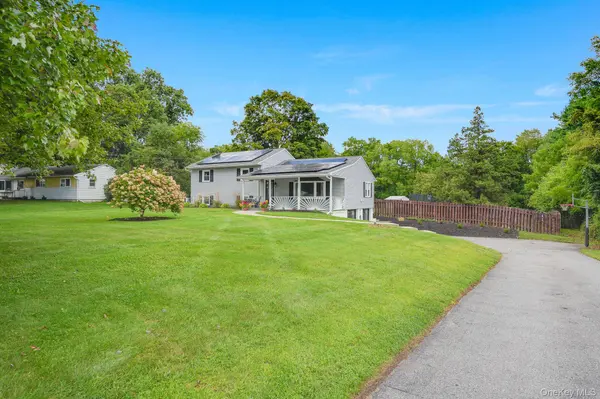 10 Meadow LN, Pleasant Valley, NY 12569