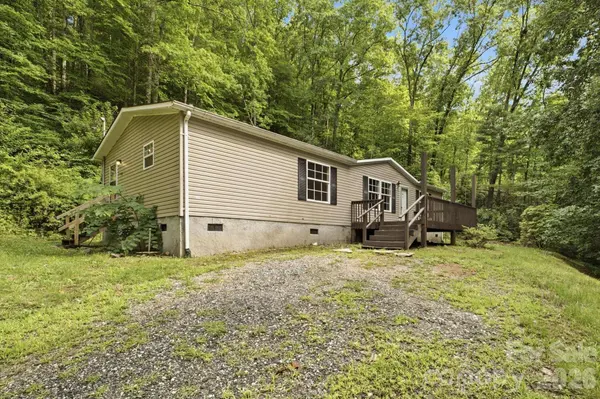 55 Twin Oaks LN, Spruce Pine, NC 28777