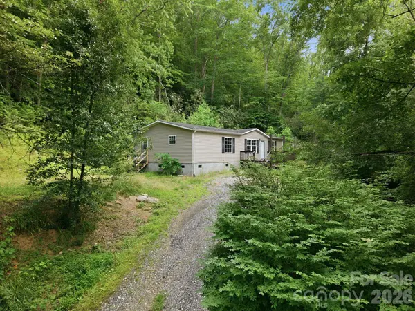 55 Twin Oaks LN, Spruce Pine, NC 28777