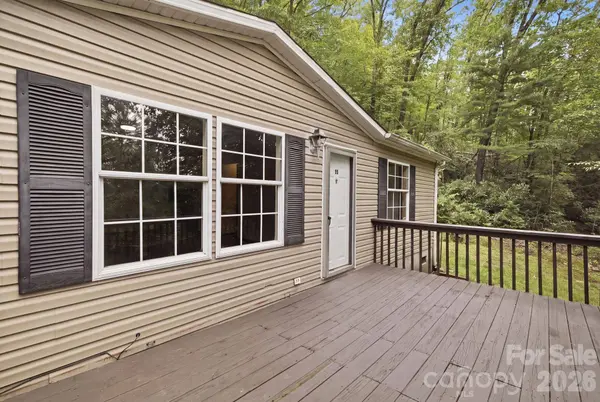 55 Twin Oaks LN, Spruce Pine, NC 28777