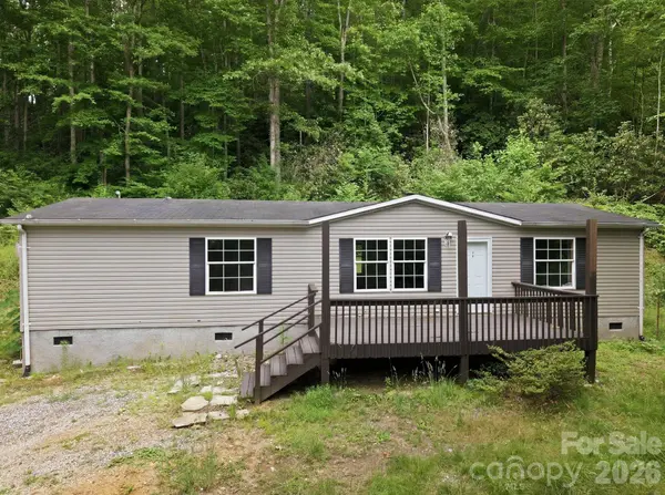 55 Twin Oaks LN, Spruce Pine, NC 28777