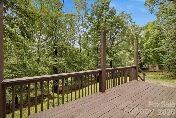 55 Twin Oaks LN, Spruce Pine, NC 28777