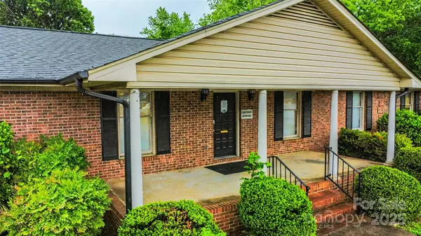 413 W Trade ST, Dallas, NC 28034