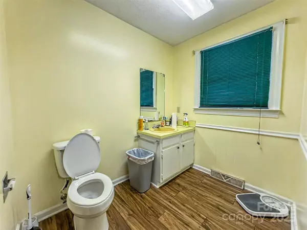 413 W Trade ST, Dallas, NC 28034