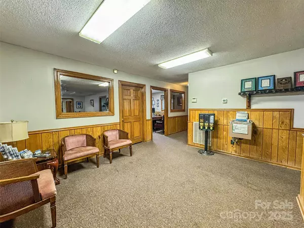 413 W Trade ST, Dallas, NC 28034