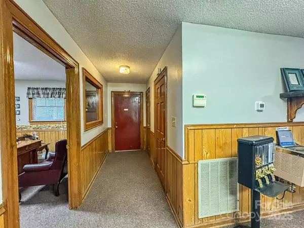 413 W Trade ST, Dallas, NC 28034