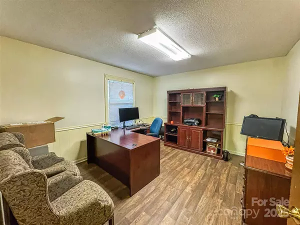 413 W Trade ST, Dallas, NC 28034