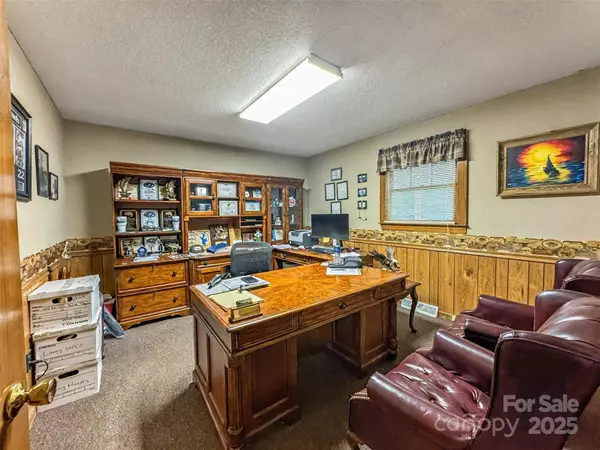 413 W Trade ST, Dallas, NC 28034