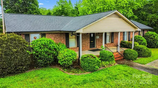 413 W Trade ST, Dallas, NC 28034