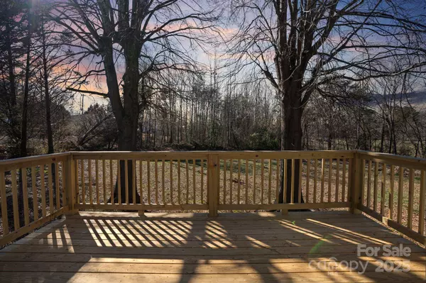 5520 Chestnut DR, Hickory, NC 28602