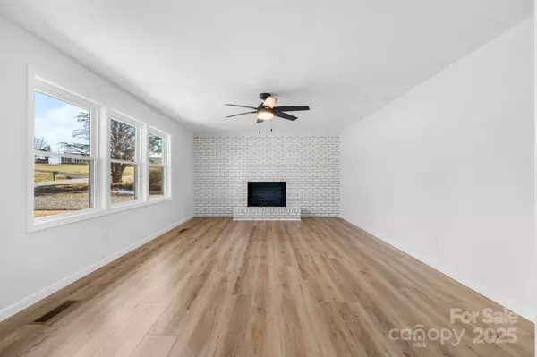 5520 Chestnut DR, Hickory, NC 28602