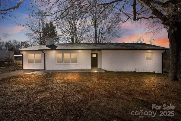 5520 Chestnut DR, Hickory, NC 28602