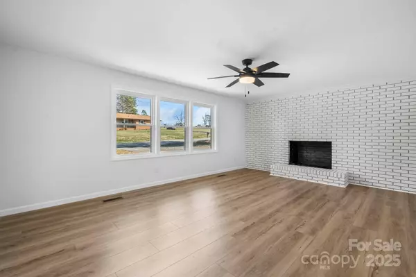 5520 Chestnut DR, Hickory, NC 28602