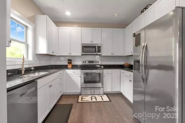 27 Mann LN, Fletcher, NC 28732