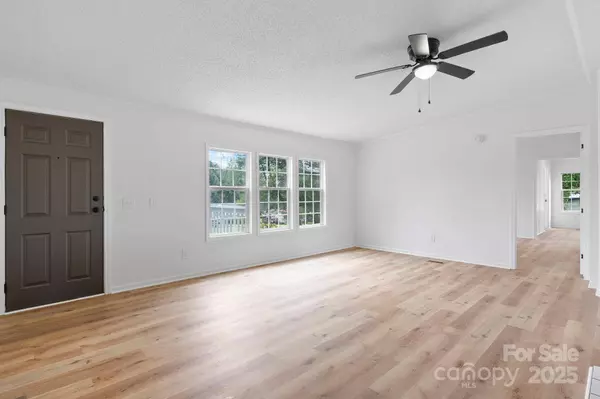 3943 Doe CT, Lenoir, NC 28645