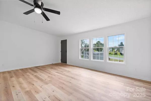 3943 Doe CT, Lenoir, NC 28645