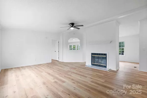 3943 Doe CT, Lenoir, NC 28645