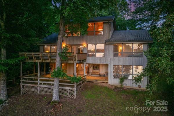 4749 16th Street DR NE, Hickory, NC 28601