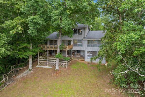 4749 16th Street DR NE, Hickory, NC 28601