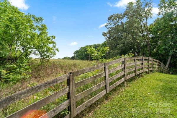 4749 16th Street DR NE, Hickory, NC 28601