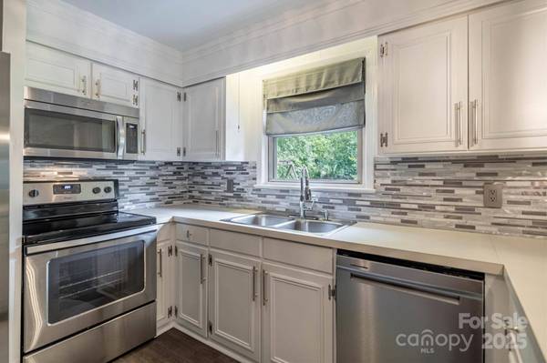 1952 13th ST NE, Hickory, NC 28601