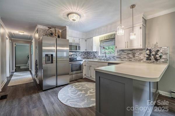 1952 13th ST NE, Hickory, NC 28601