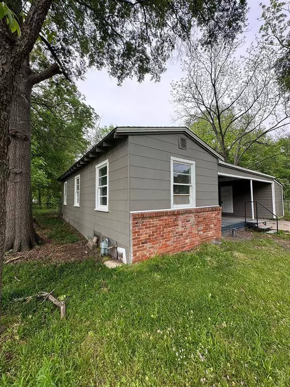 106 Circle Drive, Bogata, TX 75417