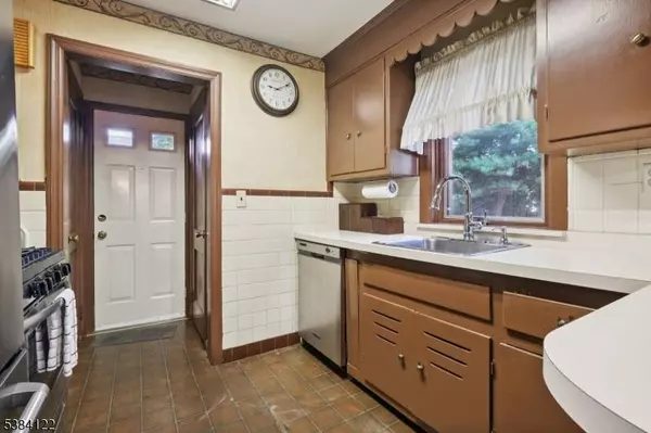 20 Kew Dr, Springfield Twp., NJ 07081