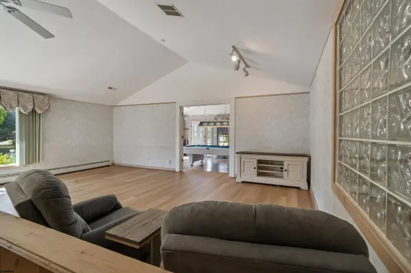 4 E Curran Dr, Absecon, NJ 08201