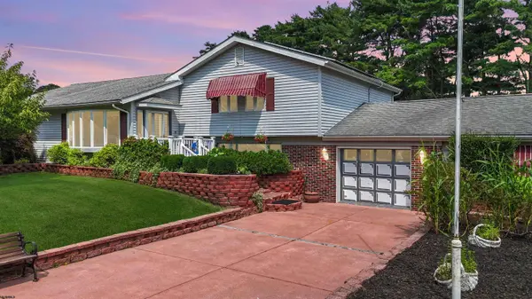 4 E Curran Dr, Absecon, NJ 08201